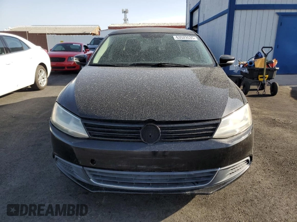 2014 Volkswagen Jetta SE z VIN 3VWD07AJ3EM354078, wystawiony jako Copart lot #63523535 z przebiegiem 137 118 mil mil oraz Czysty tytuł • Clean title. Historia ofert i sprzedaży dostępna na DreamBid. Obrazek 5.