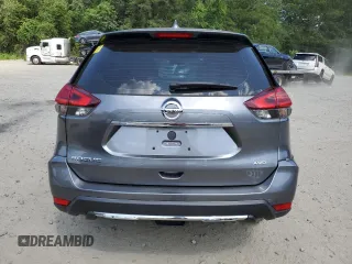 2017 Nissan Rogue SV z VIN KNMAT2MV0HP613929, wystawiony jako Copart lot #61374035 z przebiegiem 127 530 mil mil oraz Szkoda całkowita • Salvage title. Historia ofert i sprzedaży dostępna na DreamBid. Obrazek 6.