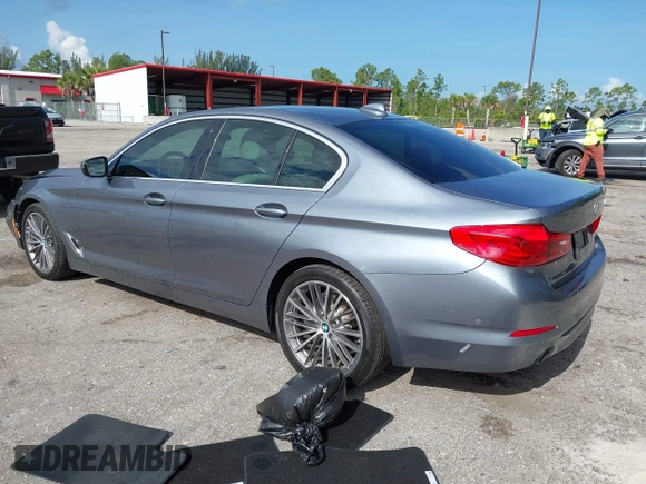 2019 BMW 5 Series 530i z VIN WBAJA5C50KBX87929, wystawiony jako IAAI lot #42546731 z przebiegiem 50 129 mil mil oraz . Historia ofert i sprzedaży dostępna na DreamBid. Obrazek 3.
