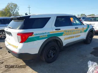 2022 Ford Police Interceptor Utility z VIN 1FM5K8AB2NGA02664, wystawiony jako IAAI lot #40499840 z przebiegiem 7 067 mil mil oraz . Historia ofert i sprzedaży dostępna na DreamBid. Obrazek 4.