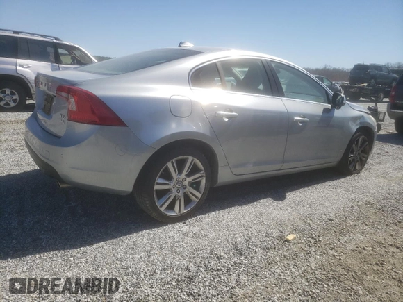 2013 Volvo S60 T6 R-Design Platinum z VIN YV1902FHXD2197960, wystawiony jako Copart lot #48848335 z przebiegiem 104 547 mil mil oraz Szkoda całkowita • Salvage title. Historia ofert i sprzedaży dostępna na DreamBid. Obrazek 3.