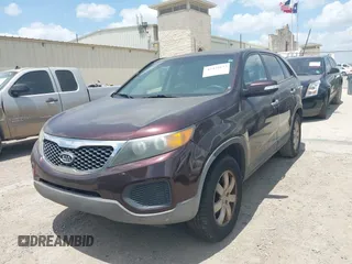 2012 Kia Sorento LX z VIN 5XYKT4A15CG241033, wystawiony jako IAAI lot #42439153 z przebiegiem 248 220 mil mil oraz . Historia ofert i sprzedaży dostępna na DreamBid. Obrazek 6.