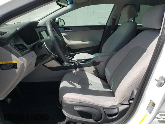 2016 Hyundai Sonata SE z VIN 5NPE24AF2GH346283, wystawiony jako Copart lot #56305965 z przebiegiem 129 887 mil mil oraz Szkoda całkowita • Salvage title. Historia ofert i sprzedaży dostępna na DreamBid. Obrazek 7.
