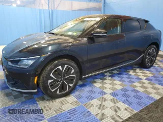2023 Kia EV6 Wind z VIN KNDC34LA3P5127743, wystawiony jako Copart lot #60150295 z przebiegiem 58 804 mil mil oraz Czysty tytuł • Clean title. Historia ofert i sprzedaży dostępna na DreamBid. Obrazek 1.