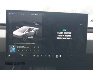 2024 Tesla Cybertruck z VIN 7G2CEHED6RA048460, wystawiony jako IAAI lot #42433721 z przebiegiem 8 019 mil mil oraz . Historia ofert i sprzedaży dostępna na DreamBid. Obrazek 19.