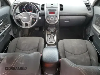 2013 Kia Soul + z VIN KNDJT2A66D7756763, wystawiony jako Copart lot #56769655 z przebiegiem 169 869 mil mil oraz Szkody całkowita. Historia ofert i sprzedaży dostępna na DreamBid. Obrazek 8.