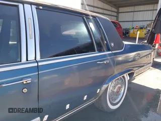1991 Cadillac Brougham z VIN 1G6DW547XMR708197, wystawiony jako IAAI lot #42112042 z przebiegiem Nie podano mil oraz . Historia ofert i sprzedaży dostępna na DreamBid. Obrazek 6.