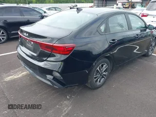 2024 Kia Forte LXS z VIN 3KPF24AD5RE704650, wystawiony jako IAAI lot #42288244 z przebiegiem 26 077 mil mil oraz . Historia ofert i sprzedaży dostępna na DreamBid. Obrazek 4.