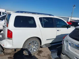 2015 Nissan Armada Platinum z VIN 5N1BA0NF7FN611136, wystawiony jako IAAI lot #41375085 z przebiegiem 130 819 mil mil oraz . Historia ofert i sprzedaży dostępna na DreamBid. Obrazek 13.