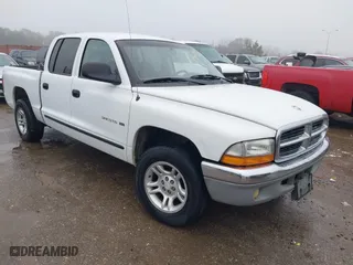 2002 Dodge Dakota SLT with VIN 1B7HL48N72S505915, listed as a IAAI auction lot 41451568 with 220,716 mi miles. Bid and sale history available at carsss.com. Image 1.