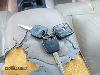 2000 Ford Explorer XLT z VIN 1FMZU73E4YZB70571, wystawiony jako IAAI lot #42317419 z przebiegiem 233 858 mil mil oraz . Historia ofert i sprzedaży dostępna na DreamBid. Obrazek 11.
