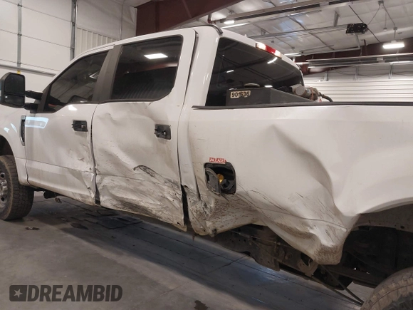 2018 Ford Super Duty F-250 SRW XL with VIN 1FT7W2B60JEC63345, listed as a IAAI auction lot 41159792 with 165,949 mi miles. Bid and sale history available at carsss.com. Image 6.