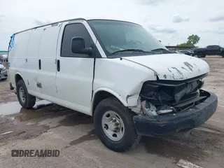 2011 Chevrolet Express Cargo z VIN 1GCWGFCA8B1105184, wystawiony jako IAAI lot #42215421 z przebiegiem 261 099 mil mil oraz . Historia ofert i sprzedaży dostępna na DreamBid. Obrazek 1.