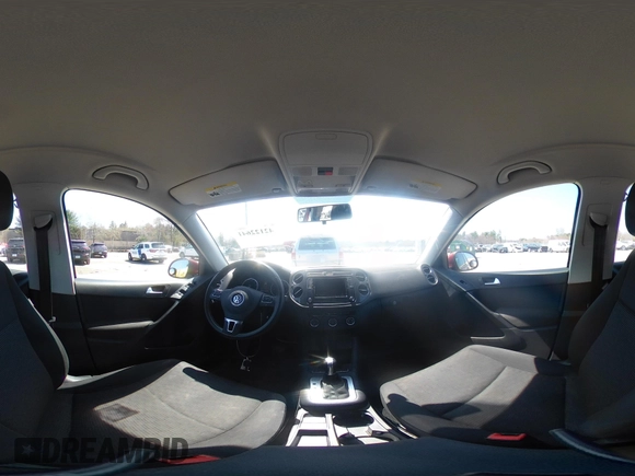 2015 Volkswagen Tiguan SE z VIN WVGBV7AX7FW056002, wystawiony jako IAAI lot #42122641 z przebiegiem 77 037 mil mil oraz . Historia ofert i sprzedaży dostępna na DreamBid. Obrazek 18.