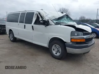 2016 Chevrolet Express Passenger LT z VIN 1GAZGPFG2G1202352, wystawiony jako IAAI lot #41699012 z przebiegiem Nie podano mil oraz . Historia ofert i sprzedaży dostępna na DreamBid. Obrazek 1.