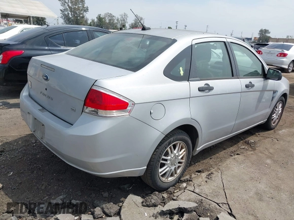 2008 Ford Focus SE z VIN 1FAHP35N38W289488, wystawiony jako IAAI lot #41993519 z przebiegiem 328 515 mil mil oraz . Historia ofert i sprzedaży dostępna na DreamBid. Obrazek 4.