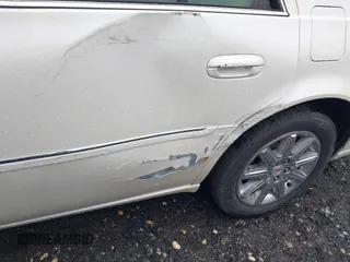 2010 Cadillac DTS 1SD z VIN 1G6KH5EYXAU121435, wystawiony jako IAAI lot #42175287 z przebiegiem Nie podano mil oraz . Historia ofert i sprzedaży dostępna na DreamBid. Obrazek 6.