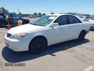 2002 Toyota Camry LE z VIN 4T1BE32K82U038819, wystawiony jako IAAI lot #42301111 z przebiegiem 189 166 mil mil oraz . Historia ofert i sprzedaży dostępna na DreamBid. Obrazek 2.