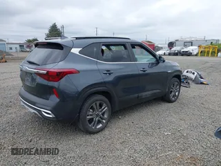 2022 Kia Seltos S z VIN KNDEUCAA1N7314256, wystawiony jako IAAI lot #42120560 z przebiegiem 30 570 mil mil oraz . Historia ofert i sprzedaży dostępna na DreamBid. Obrazek 4.