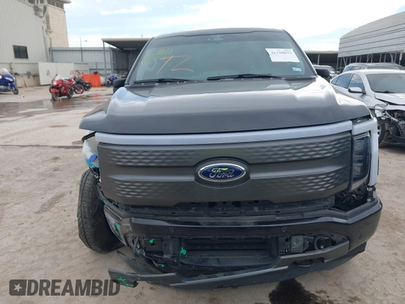 2023 Ford F-150 Lightning Pro z VIN 1FTVW1ELXPWG55836, wystawiony jako IAAI lot #41328873 z przebiegiem 6 742 mil mil oraz . Historia ofert i sprzedaży dostępna na DreamBid. Obrazek 13.