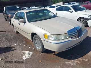 2002 Lincoln Town Car Cartier z VIN 1LNHM83W22Y629068, wystawiony jako IAAI lot #42106195 z przebiegiem 164 995 mil mil oraz . Historia ofert i sprzedaży dostępna na DreamBid. Obrazek 1.