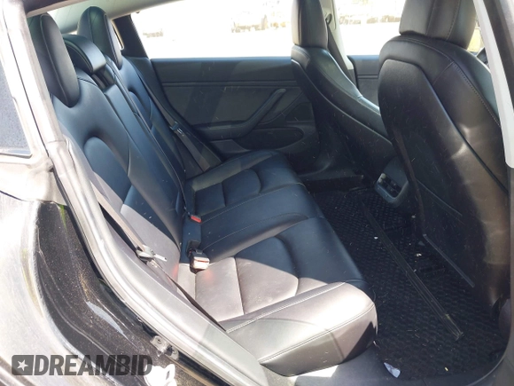 2018 Tesla Model 3 Long Range Battery z VIN 5YJ3E1EB6JF086612, wystawiony jako IAAI lot #42149440 z przebiegiem 101 170 mil mil oraz . Historia ofert i sprzedaży dostępna na DreamBid. Obrazek 8.