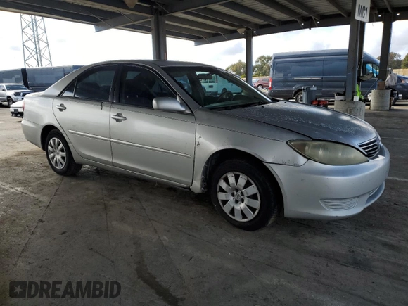 2005 Toyota Camry STD z VIN 4T1BE32K25U946848, wystawiony jako Copart lot #50825945 z przebiegiem 271 622 mil mil oraz Czysty tytuł • Clean title. Historia ofert i sprzedaży dostępna na DreamBid. Obrazek 4.
