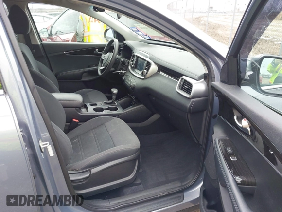 2020 Kia Sorento LX with VIN 5XYPG4A39LG688184, listed as a IAAI auction lot 41539132 with 44,763 mi miles. Bid and sale history available at carsss.com. Image 5.