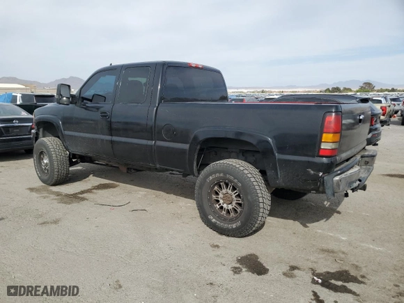 2007 GMC Sierra 2500HD Classic SLE1 with VIN 1GTHK29D37E106700, listed as a Copart auction lot 51186525 with 392,749 mi miles and Salvage Title. Bid and sale history available at carsss.com. Image 2.