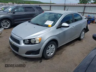 2014 Chevrolet Sonic LT z VIN 1G1JC5SH9E4159913, wystawiony jako IAAI lot #42253329 z przebiegiem 156 333 mil mil oraz . Historia ofert i sprzedaży dostępna na DreamBid. Obrazek 17.