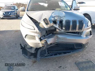 2015 Jeep Cherokee Latitude z VIN 1C4PJMCS3FW673872, wystawiony jako IAAI lot #41778031 z przebiegiem 173 845 mil mil oraz . Historia ofert i sprzedaży dostępna na DreamBid. Obrazek 6.