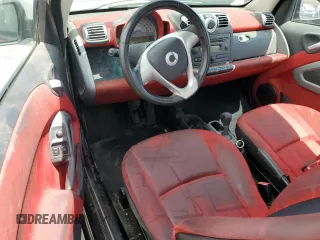 2009 Smart fortwo Pure z VIN WMEEJ31X89K291074, wystawiony jako Copart lot #56897635 z przebiegiem 145 504 mil mil oraz Tytuł czysty. Historia ofert i sprzedaży dostępna na DreamBid. Obrazek 8.