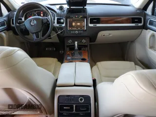 2011 Volkswagen Touareg с VIN WVGFG9BP2BD003056, выставлен на аукционе Copart как лот 84203674 с пробегом 171 456 миль миль и Списание • Salvage title. История ставок и продаж доступна на DreamBid. Изображение 8.