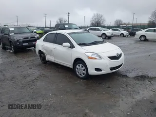 2009 Toyota Yaris z VIN JTDBT903594059923, wystawiony jako IAAI lot #41520883 z przebiegiem 141 366 mil mil oraz . Historia ofert i sprzedaży dostępna na DreamBid. Obrazek 1.