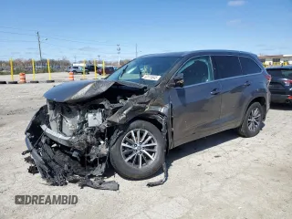 2018 Toyota Highlander SE z VIN 5TDJZRFH0JS529815, wystawiony jako Copart lot #52174645 z przebiegiem 61 338 mil mil oraz Szkody całkowita. Historia ofert i sprzedaży dostępna na DreamBid. Obrazek 1.