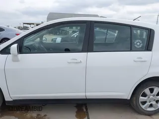 2009 Nissan Versa S z VIN 3N1BC13E19L412413, wystawiony jako IAAI lot #42129392 z przebiegiem 124 150 mil mil oraz . Historia ofert i sprzedaży dostępna na DreamBid. Obrazek 14.