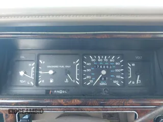 1991 Chrysler New Yorker z VIN 1C3XY66R1MD290736, wystawiony jako IAAI lot #41932377 z przebiegiem 176 868 mil mil oraz . Historia ofert i sprzedaży dostępna na DreamBid. Obrazek 7.