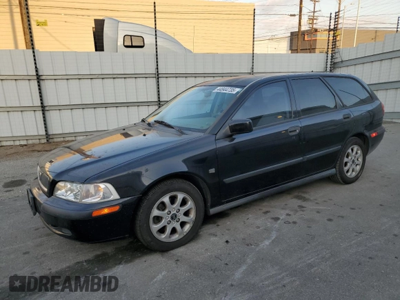 2001 Volvo V40 z VIN YV1VW29551F747214, wystawiony jako Copart lot #44844735 z przebiegiem 183 144 mil mil oraz Czysty tytuł • Clean title. Historia ofert i sprzedaży dostępna na DreamBid. Obrazek 1.