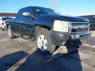 2007 Chevrolet Silverado 1500 LT w/2LT with VIN 2GCEC19J271675569, listed as a IAAI auction lot 41648141 with 293,825 mi miles. Bid and sale history available at carsss.com. Image 1.