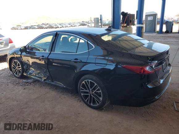 2025 Toyota Camry LE z VIN 4T1DAACK5SU592617, wystawiony jako Copart lot #56370875 z przebiegiem 1 615 mil mil oraz Szkoda całkowita • Salvage title. Historia ofert i sprzedaży dostępna na DreamBid. Obrazek 2.