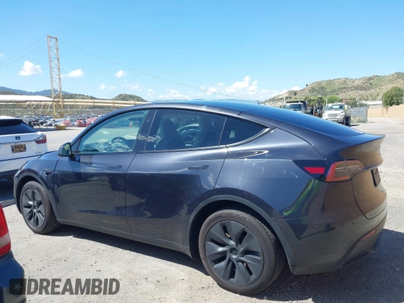 2024 Tesla Model Y Long Range z VIN 7SAYGAEE8RF198286, wystawiony jako IAAI lot #41950454 z przebiegiem 7 611 mil mil oraz . Historia ofert i sprzedaży dostępna na DreamBid. Obrazek 14.