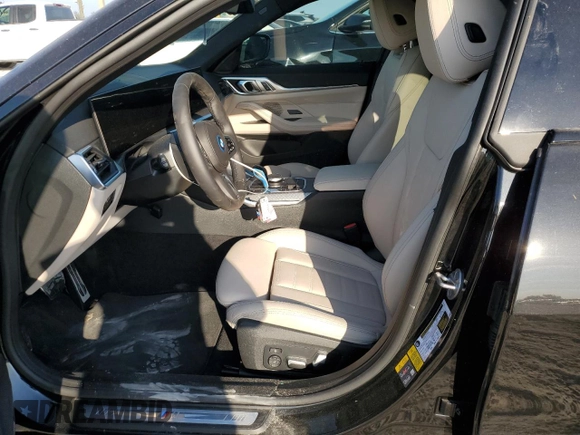 2023 BMW i4 eDrive40 z VIN WBY73AW07PFP07184, wystawiony jako Copart lot #42594723 z przebiegiem 1 547 mil mil oraz . Historia ofert i sprzedaży dostępna na DreamBid. Obrazek 7.