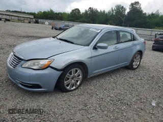 2013 Chrysler 200 LX z VIN 1C3CCBABXDN670345, wystawiony jako Copart lot #53720885 z przebiegiem 121 572 mil mil oraz Szkoda całkowita • Salvage title. Historia ofert i sprzedaży dostępna na DreamBid. Obrazek 1.