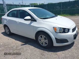 2014 Chevrolet Sonic LT z VIN 1G1JC5SH4E4243377, wystawiony jako IAAI lot #42499185 z przebiegiem 125 983 mil mil oraz . Historia ofert i sprzedaży dostępna na DreamBid. Obrazek 1.