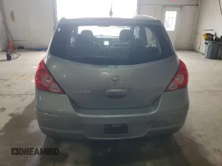 2009 Nissan Versa S z VIN 3N1BC13E59L499698, wystawiony jako Copart lot #58242235 z przebiegiem 169 239 mil mil oraz Czysty tytuł • Clean title. Historia ofert i sprzedaży dostępna na DreamBid. Obrazek 6.