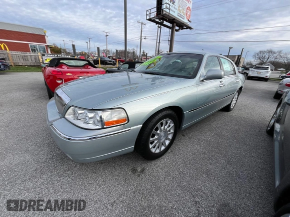 2007 Lincoln Town Car Signature z VIN 1LNHM81V07Y611332, wystawiony jako Copart lot #83524084 z przebiegiem 68 349 mil mil oraz Czysty tytuł • Clean title. Historia ofert i sprzedaży dostępna na DreamBid. Obrazek 2.