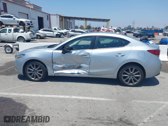 2018 Mazda 3 Touring z VIN 3MZBN1V35JM272638, wystawiony jako IAAI lot #42458722 z przebiegiem 98 393 mil mil oraz . Historia ofert i sprzedaży dostępna na DreamBid. Obrazek 14.