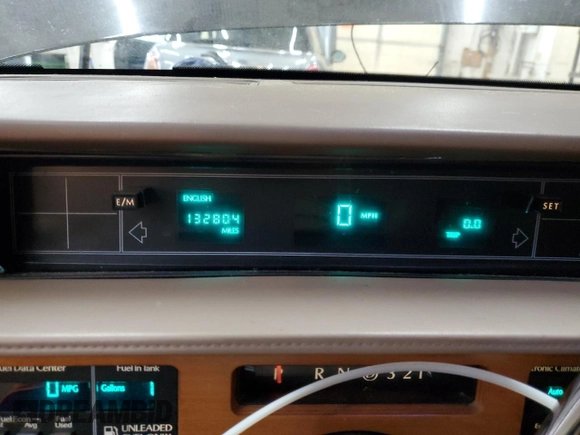 1988 Cadillac Fleetwood z VIN 1G6CB5152J4260475, wystawiony jako Copart lot #81801344 z przebiegiem 132 804 mil mil oraz Czysty tytuł • Clean title. Historia ofert i sprzedaży dostępna na DreamBid. Obrazek 9.