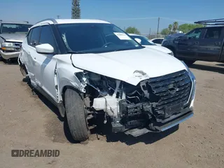 2024 Nissan Kicks SV z VIN 3N1CP5CV7RL573977, wystawiony jako IAAI lot #41880122 z przebiegiem 23 135 mil mil oraz . Historia ofert i sprzedaży dostępna na DreamBid. Obrazek 1.