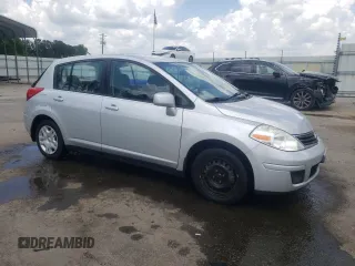 2010 Nissan Versa S z VIN 3N1BC1CP8AL454292, wystawiony jako Copart lot #55031695 z przebiegiem 119 095 mil mil oraz Szkoda całkowita • Salvage title. Historia ofert i sprzedaży dostępna na DreamBid. Obrazek 4.